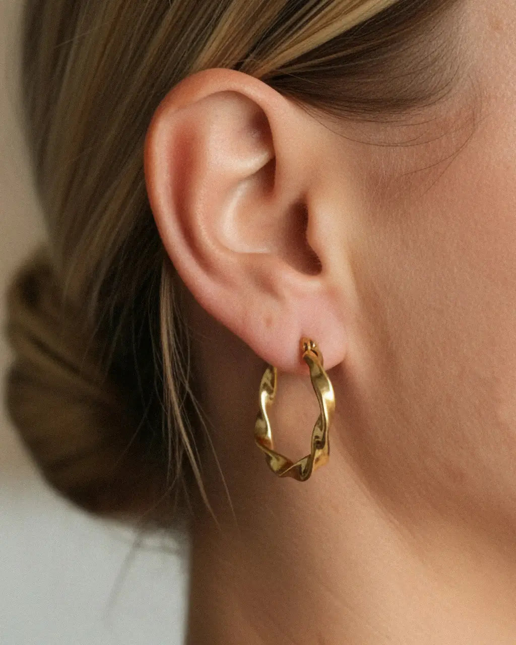 Lyria Twist Hoops