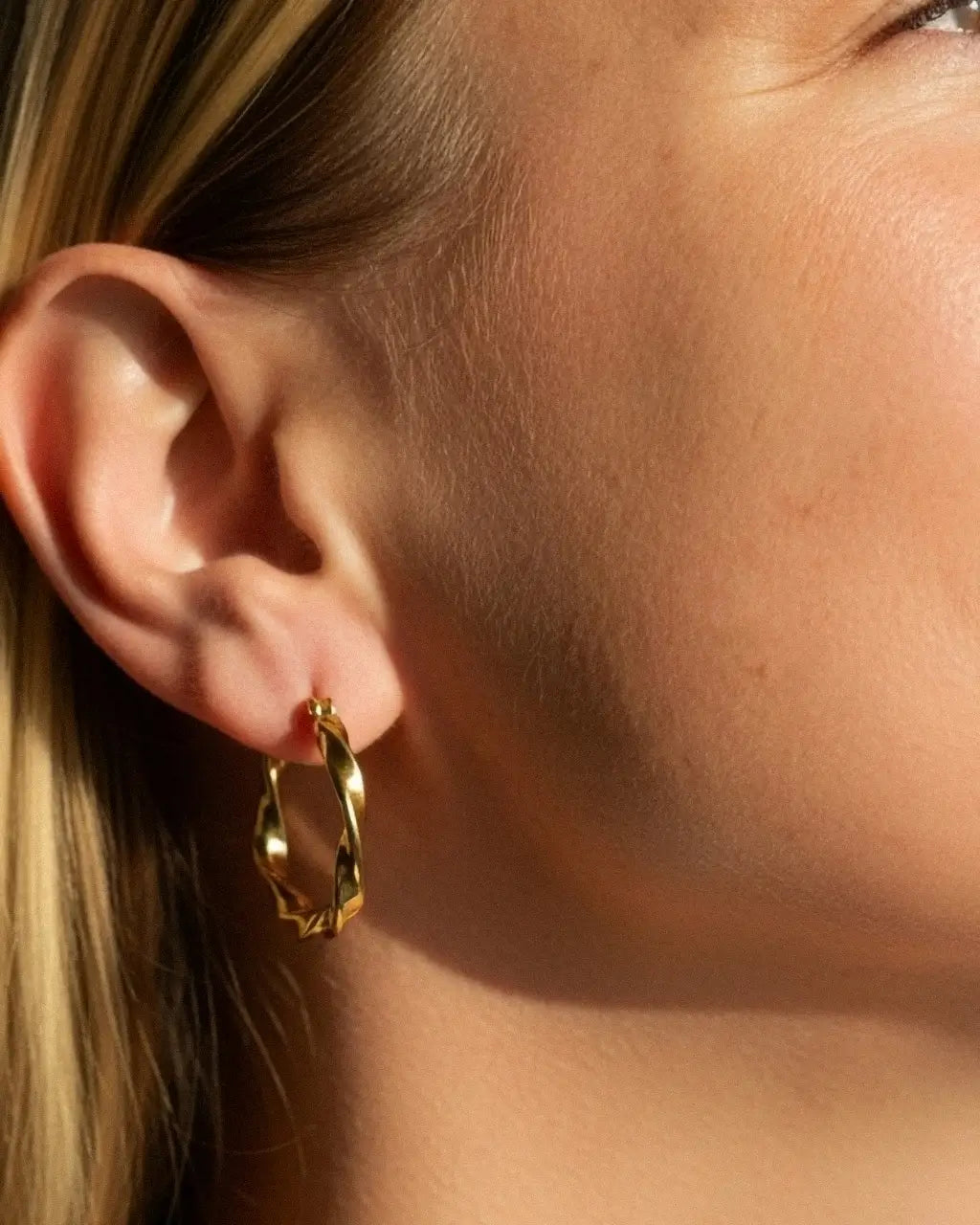 Lyria Twist Hoops