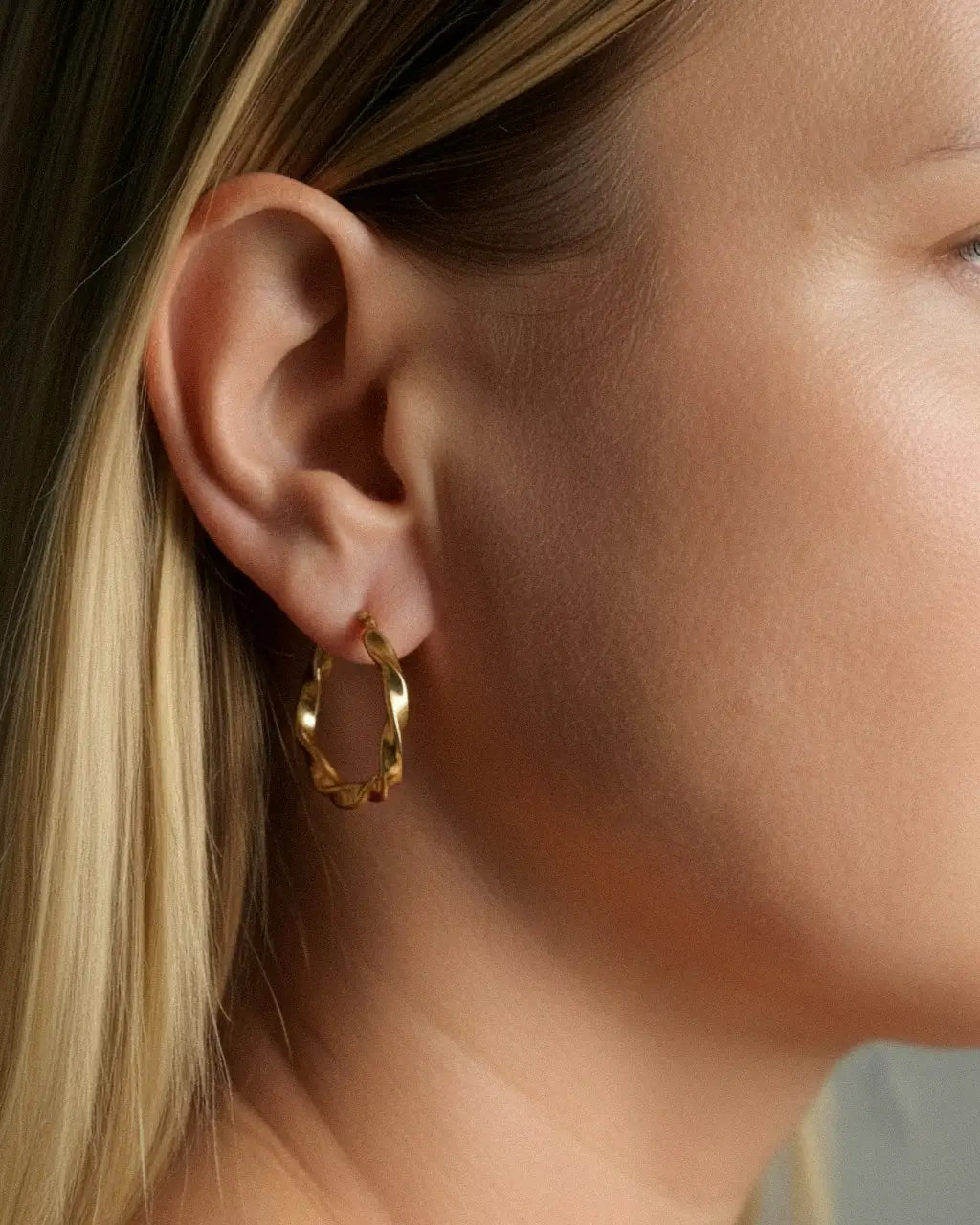 Lyria Twist Hoops