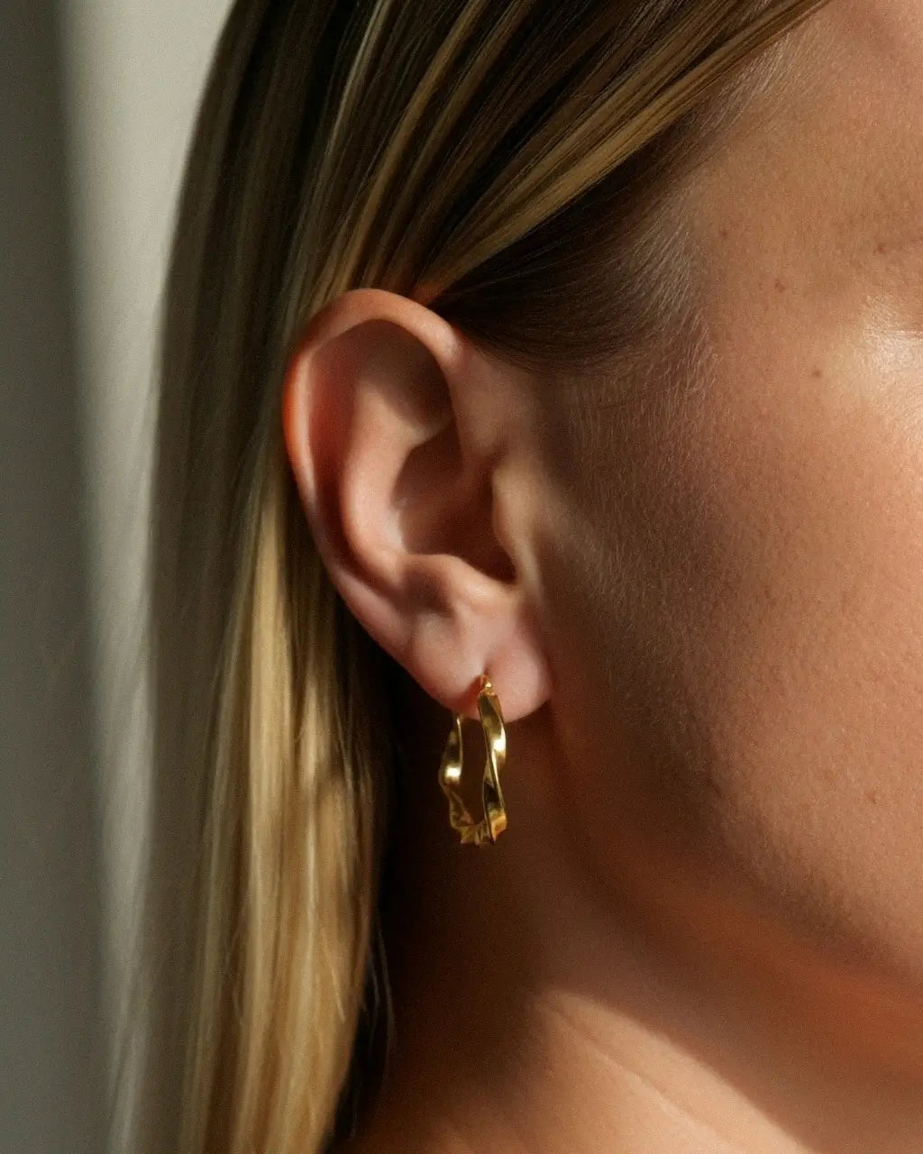 Lyria Twist Hoops