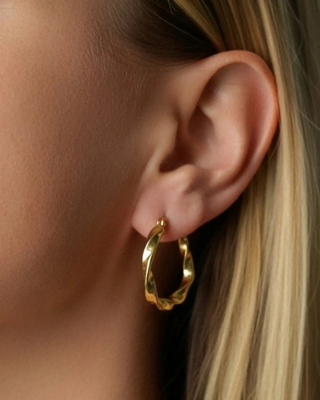 Lyria Twist Hoops