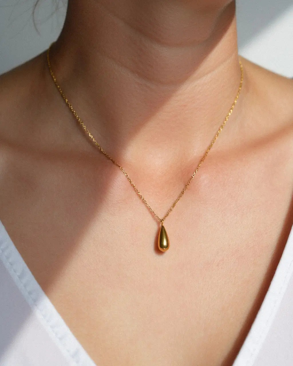 Elysia Teardrop Necklace