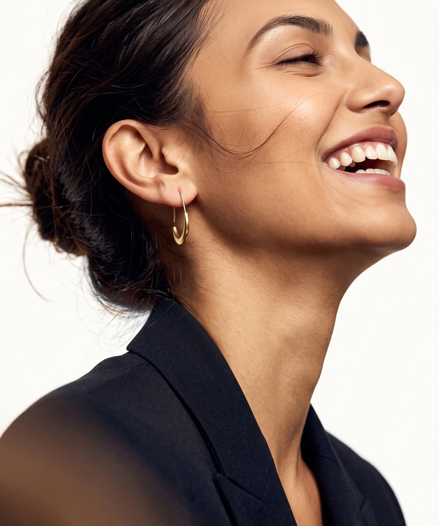 Evening Grace Drops – worn in the ear, laughing in side view, gold, hair in a low bun