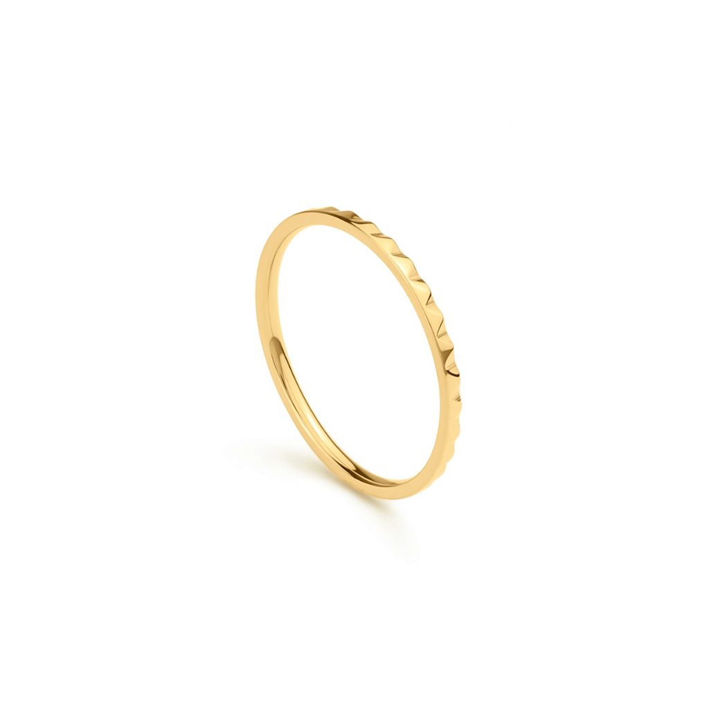 Fire Band – faceted band standing upright, gold, on white background