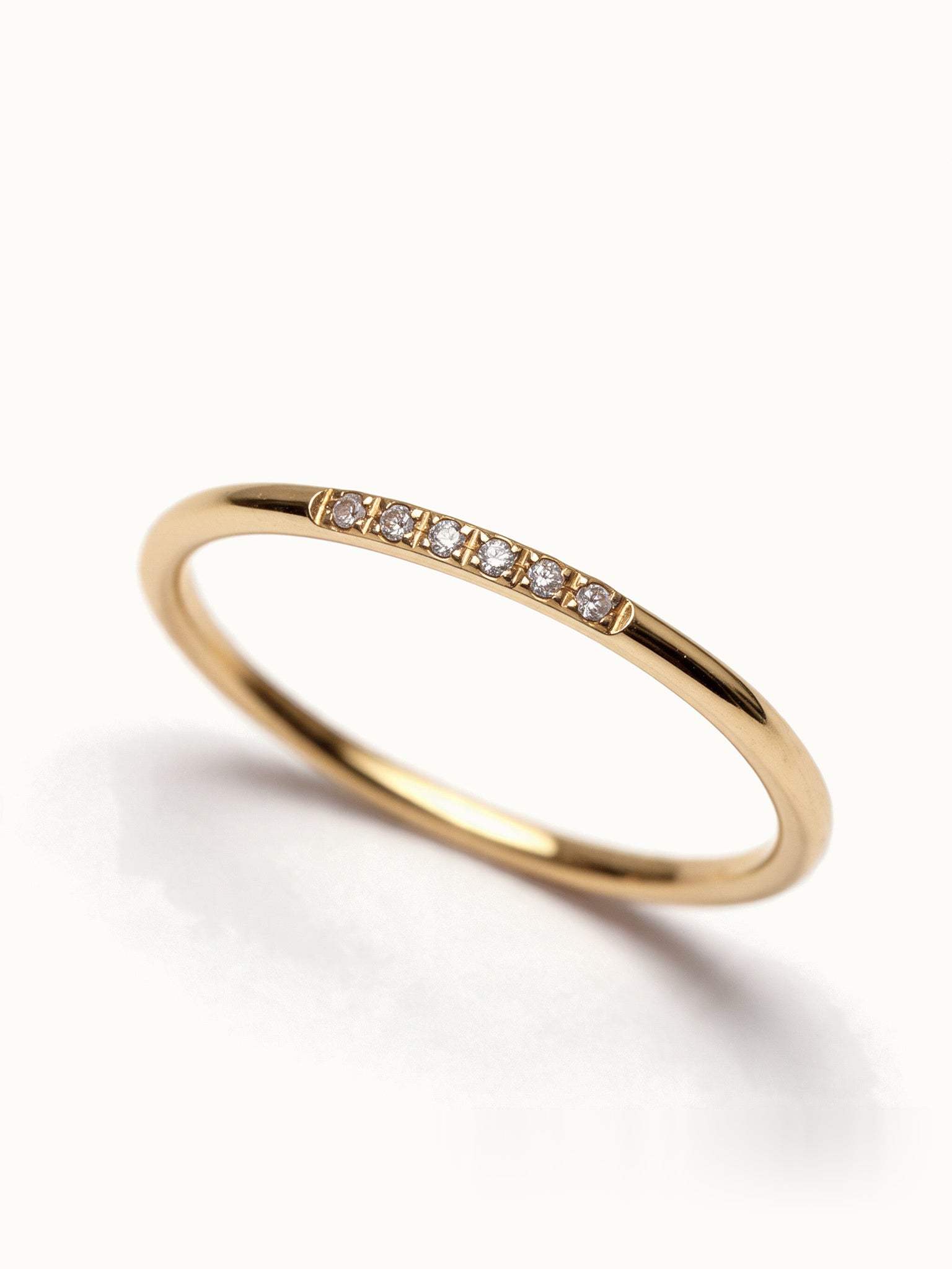 Halo Band Ring 6-stone – close-up detail 2, gold, on ivory background
